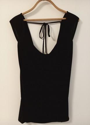 Футболка чёрного цвета с открытой спинкой и завязками,р.48-50-52.