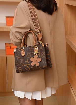 Модная женская сумка с брелком, стильная женская сумочка экокожа луи витон6 фото