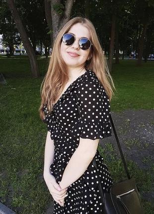 Черное платье в капочку