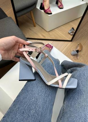 Босоніжки жіночі на підборах10 фото