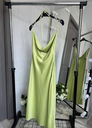 Атласне плаття міді з відкритою спиною фісташкового кольору