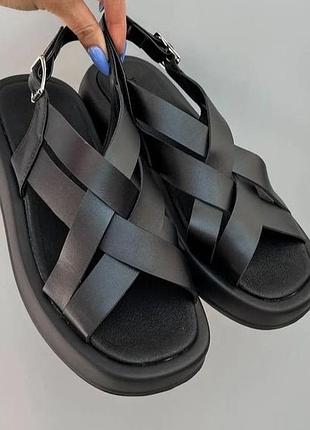 Босоножки. натуральная кожа.
подошва спереди 2,5 см по уду 3 см.
мякенькі терти точно не будуть.
2634