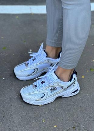 Универсальные спортивные кроссовки в стиле бренда белый с серебряным3 фото