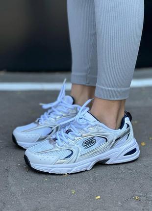 Универсальные спортивные кроссовки в стиле бренда белый с серебряным8 фото