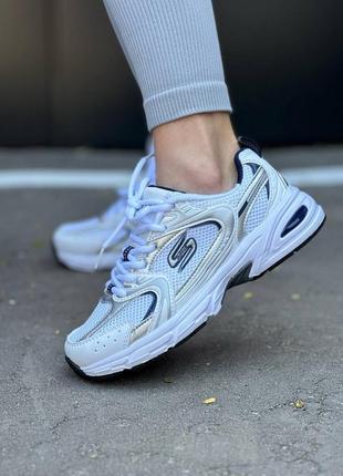 Универсальные спортивные кроссовки в стиле бренда белый с серебряным4 фото