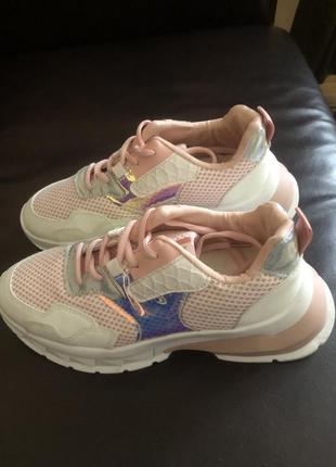 Кросівки жіночі 38 розмір.