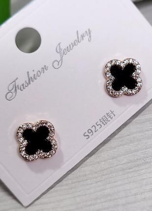 Сережки гвоздики fashion jewelry
застібка гвоздик.
розмір виробу 10мм*10 мм.
не викликає алергії.
не темніє.
не облазить.