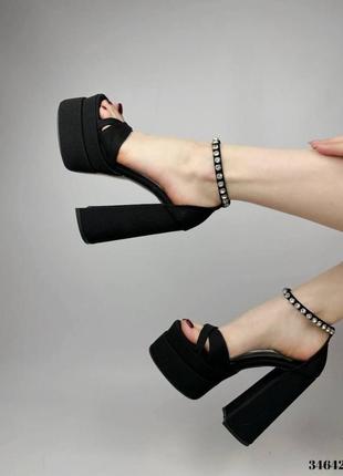 Босоножки на высоком, широком каблуке в стиле братс
