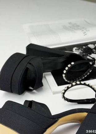 Босоножки на высоком, широком каблуке в стиле братс