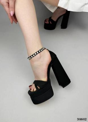 Босоножки на высоком, широком каблуке в стиле братс