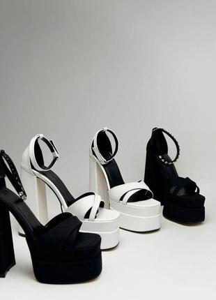 Босоножки на высоком, широком каблуке в стиле братс