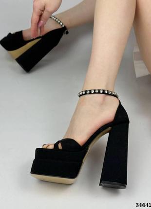 Босоножки на высоком, широком каблуке в стиле братс