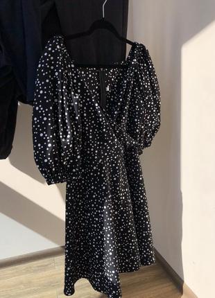 Чорна сукня в горошок
