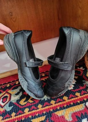 Продам спортивні туфлі sketchers