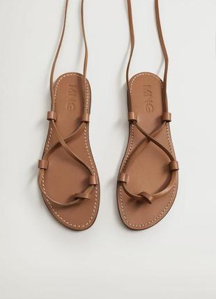 Тренд кожаные сандалии босоножки на шнуровке от mango committed