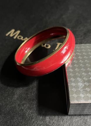 Красивый красный металлический браслет