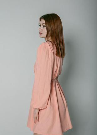 Базовое летнее платье персикового цвета2 фото