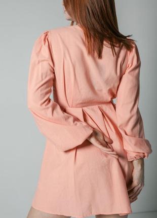 Базовое летнее платье персикового цвета3 фото