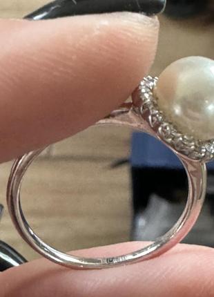 Шикарное золотое кольцо с жемчугом и вокруг бриллиантами.3 фото