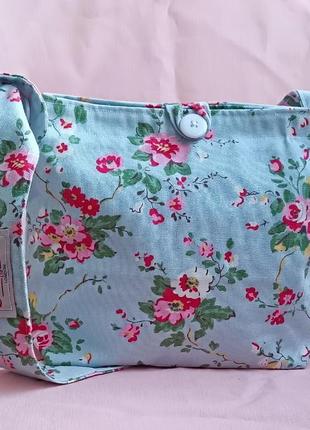 Легка сумка через плече від cath kidston.
стік, стан ідеальний.оригінал.
розмір 28*20*9 см.