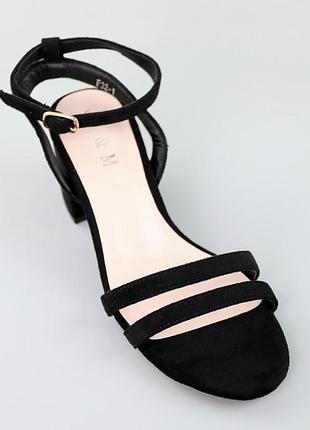 Босоніжки на невисоких стійких підборах з ремінцем чорні