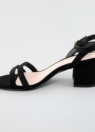 Босоніжки на невисоких стійких підборах з ремінцем чорні