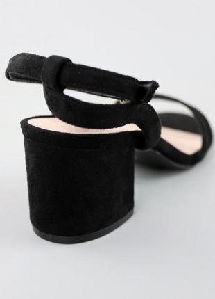 Босоніжки на невисоких стійких підборах з ремінцем чорні