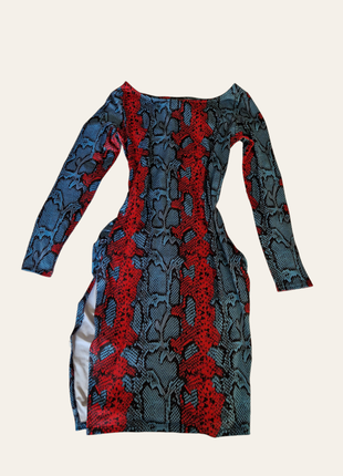 Яркое красно-синее платье в змеиный принт с длинными рукавами и вырезом от na-kd3 фото