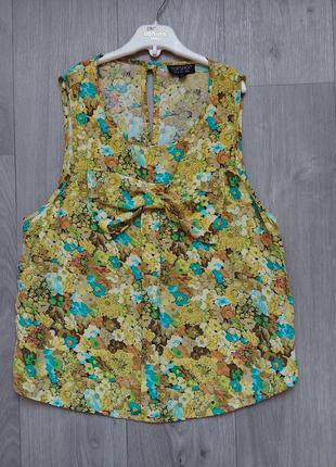 Яскрава жіноча блуза