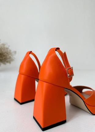 Женские кожаные босоножки оранжевые, апельсин, на квадратном каблуке из натуральной кожи.4 фото