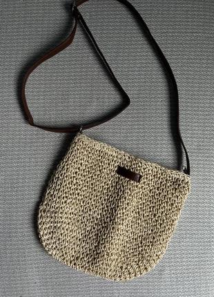 Невеличка трендова плетена сумочка