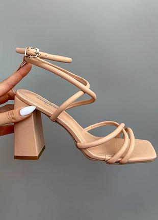 Босоніжки на підборах беж