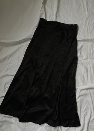 Юбка юбка атласная с двумя вырезами