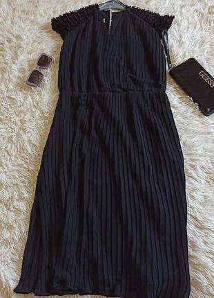 Платье черная плиссированная mango