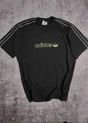 Футболка adidas big logo на нейлоновых лампасах