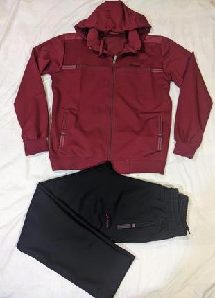 Мужской спортивный костюм.