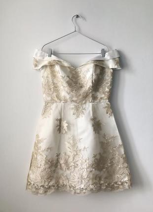 Платье с открытыми плечами цвета шампань chi chi london белое с вышивкой открытые плечи выпускной
