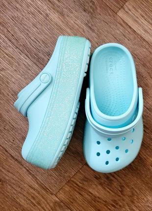 Сандалии для девочки платформа crocs