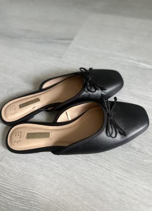 Фирменные шлепанцы