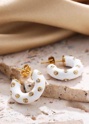 Тренд медична сталь стильні жіночі золотисті біла емаль цирконій круглі сережки кульчики пусети