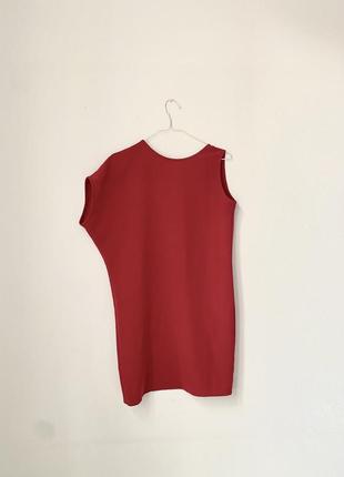 Червона сукня з відкритою спинкою