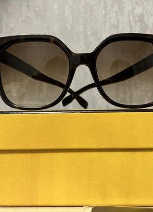 Сонцезахисні окуляри fendi women's multi fe40007i eyewear sunglasses made in italy2 фото