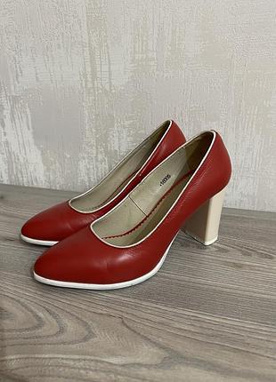 Шкіряні червоні туфлі