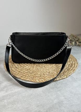 Черная кожаная сумочка с декором цепью