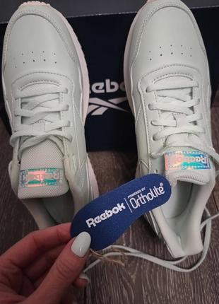 Брендовые кроссовки reebok мятного цвета.