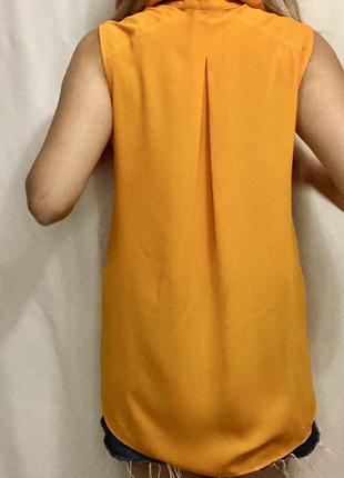 Оранжевая блуза без рукавов с длинной спинкой2 фото