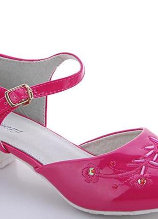 Розовые лаковые туфли для девочки на каблуке танцевальные 34