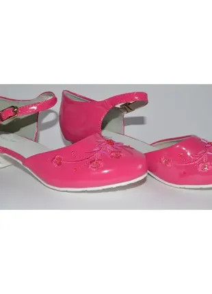 Розовые лаковые туфли для девочки на каблуке танцевальные 342 фото