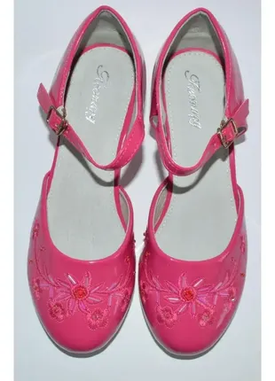 Розовые лаковые туфли для девочки на каблуке танцевальные 344 фото