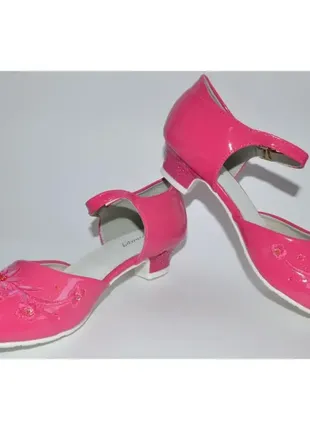 Розовые лаковые туфли для девочки на каблуке танцевальные 345 фото